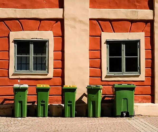 Kosze na śmieci zewnętrzne: jak wybrać trwałe, estetyczne i funkcjonalne rozwiązania