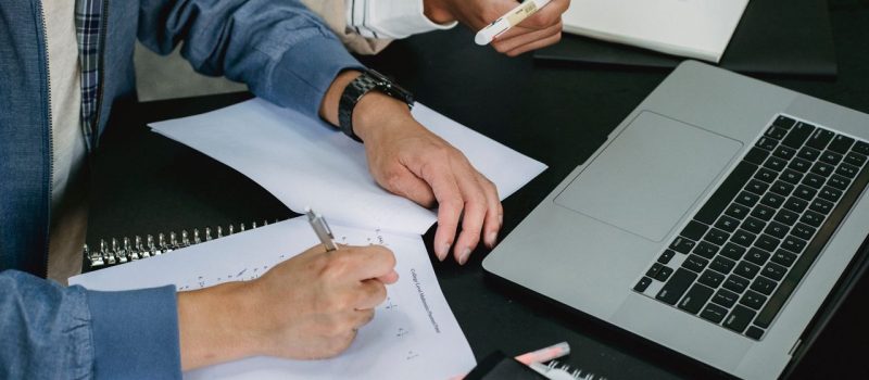 Obwody elektryczne krok po kroku – jak zrozumieć napięcie, natężenie i opór?